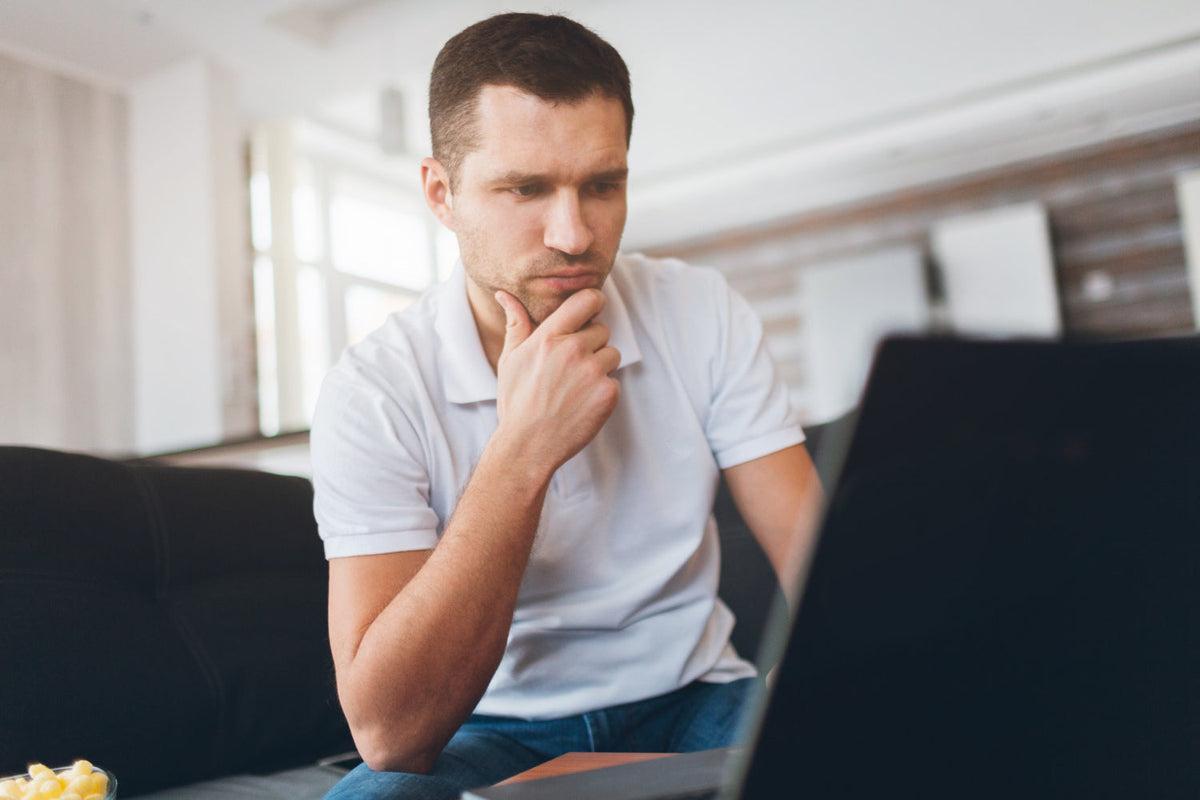 Propriétaire cherchant une pièce auto en ligne depuis chez lui