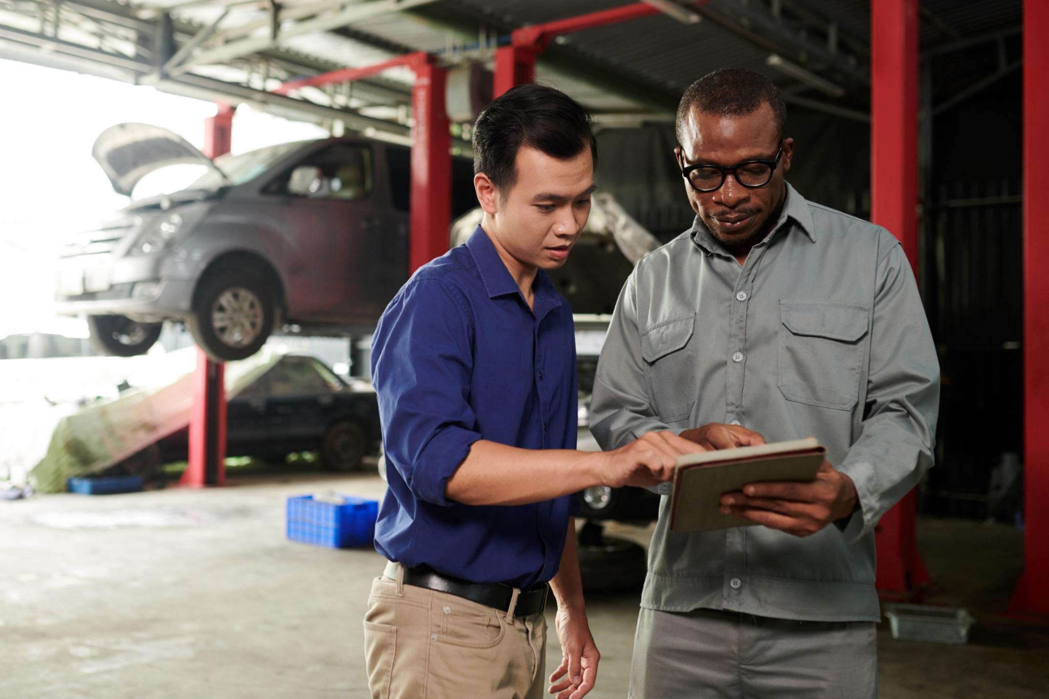 Voiture immobilisée sur pont de garage